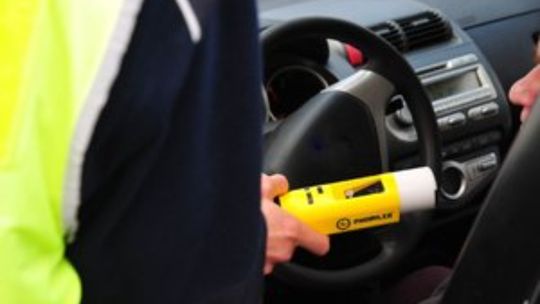 Nietrzeźwy kierowca renault z sądowym zakazem. Odpowie za dwa przestępstwa
