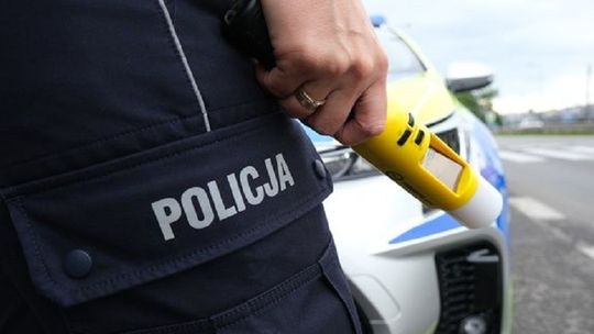 Nietrzeźwy kierowca z zakazem prowadzenia zatrzymany w centrum Tarnobrzega. W aucie wiózł 2-letnie dziecko.