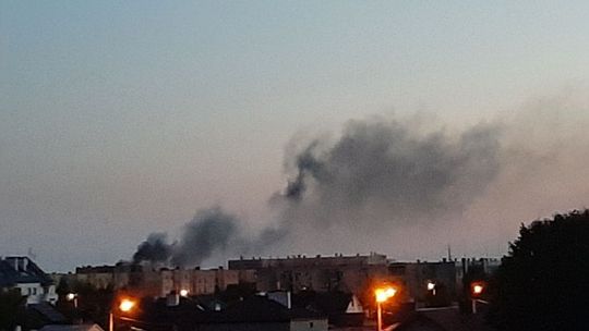 Nocny pożar w Mielcu! Jedna osoba w szpitalu, 21 ewakuowanych