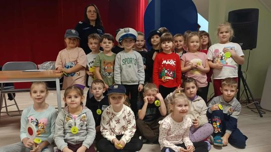Odblaskowe spotkanie z przedszkolakami w Czerminie. Policjantki uczą przez zabawę