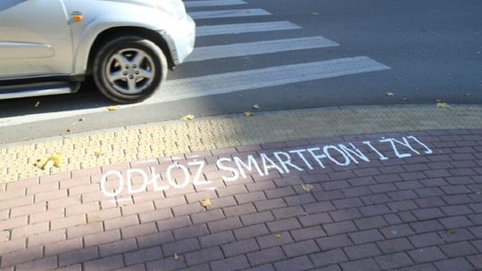 “Odłóż smartfon i żyj” - przestrzeganie zasad bezpieczeństwa przez pieszych