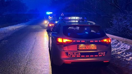Opel stał na poboczu. Miał włączone światła awaryjne. Pomogli policjanci