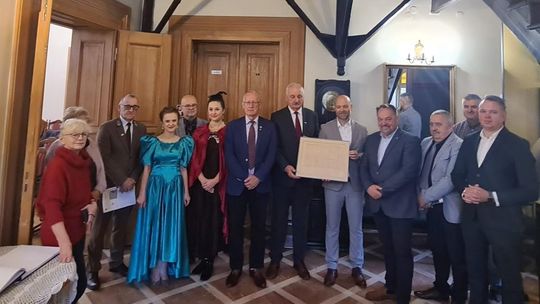 Papierowa kopia aktu lokacyjnego Mielca udostępniona zwiedzającym Pałacyk Oborskich.