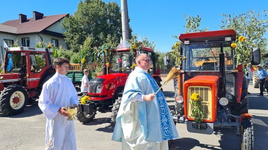 Paradne ciągniki przejechały przez Łączki Brzeskie