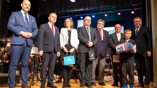 Patriotyzm w muzyce i Mistrzostwo Języka.