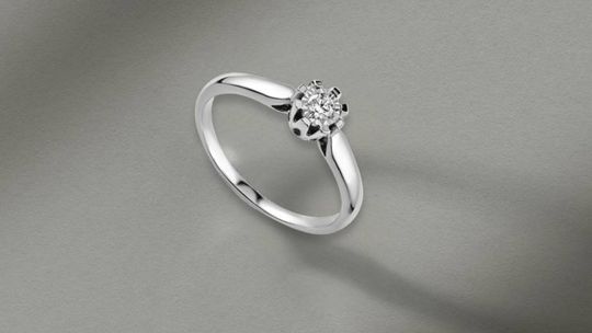 Pierścionki – elegancja białego złota i blask kamieni naturalnych