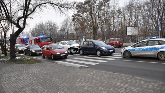 Pijany kierowca hyundaia doprowadził do zderzenia z renaultem na al. Niepodległości w Mielcu