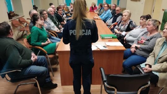 Policjanci i medycy rozmawiali o bezpieczeństwie z seniorami