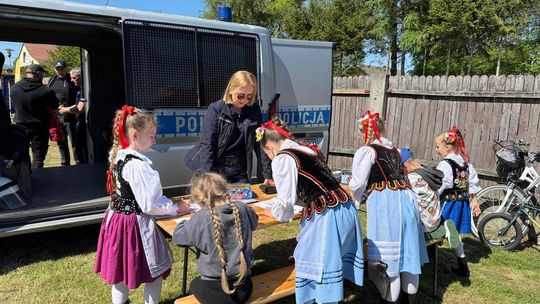 Policjanci na Festynie Rodzinnym w Trześni – promowali bezpieczeństwo i dobre praktyki