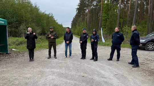 Policjanci na I Rodzinnym Rajdzie Pieszym „Budzimy wiosnę w lasach piątkowskich”