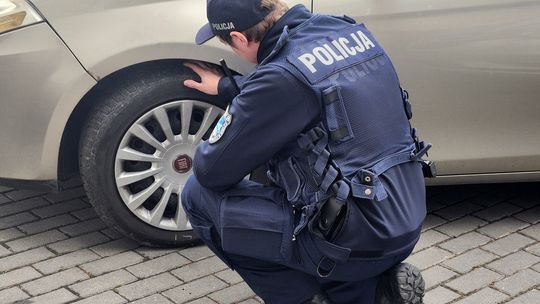 Policjanci sprawdzają stan techniczny opon w pojazdach