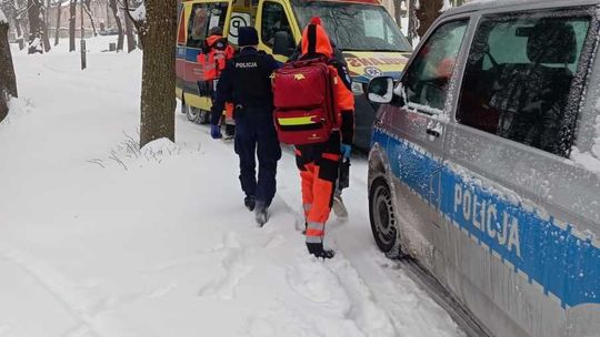 Policjanci uratowali mężczyznę przed wychłodzeniem Policjanci uratowali mężczyznę przed wychłodzeniem