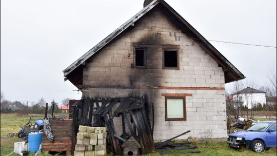 Policjanci weszli do płonącego domu i uratowali poruszającą się na wózku 30-latkę