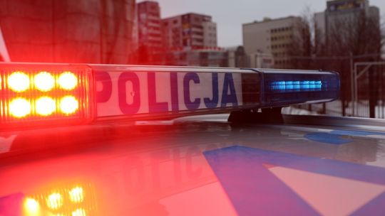 Policjanci wybili szybę w samochodzie by ratować zatrzaśnięte w nim dziecko