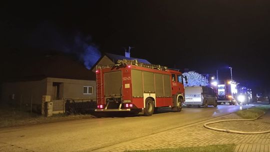 Policjanci wyjaśniają okoliczności pożaru garażu w miejscowości Książnice