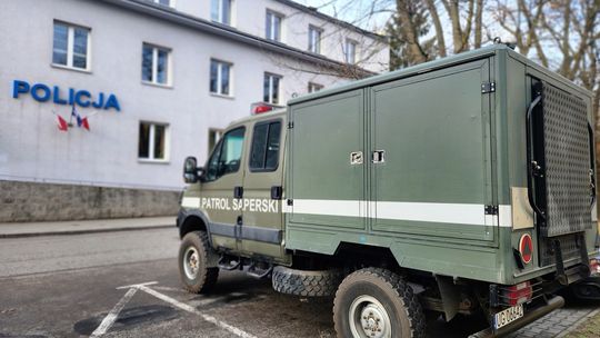 Policjanci zabezpieczali miejsce znalezienia niewybuchu w Dobryninie