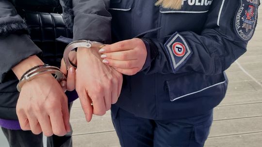 Policjanci zatryzmali 40-latkę poszukiwaną listem gończym