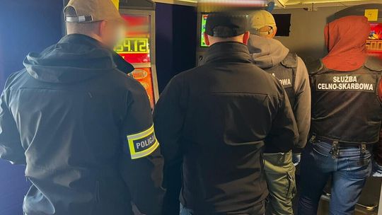 Policjanci  zlikwidowali punkt z nielegalnymi automatami