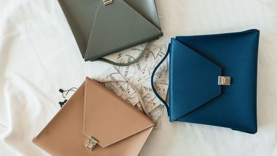 Polskie torebki handmade – dlaczego warto postawić na ręczne wykonanie zamiast masowej produkcji?