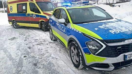 Pomoc przyszła szybko. Dzielnicowi pomogli kobiecie leżącej na chodniku