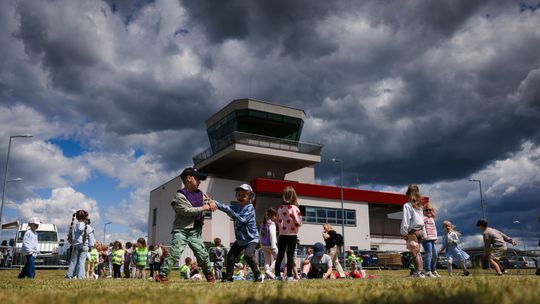 Ponad 130 przedszkolaków świętowało Dzień Dziecka na mieleckim lotnisku