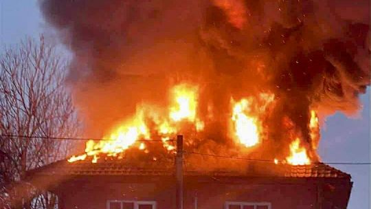 Pożar domu w gminie Przecław. Trwa akcja gaśnicza