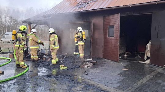 Pożar garażu w Smykowie.  W akcji zastępy PSP i OSP, nikt nie został ranny