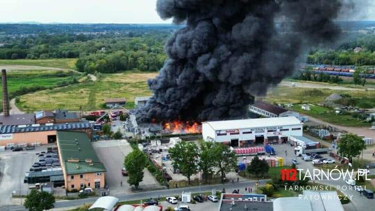 Pożar hurtowni zniczy w Tarnowie. Trwa akcja gaśnicza. Ściągane są jednostki z Małopolski
