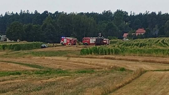 Pożar kombajnu w Ławnicy. Duże zadymienie, strażacy pracują w aparatach ochronnych
