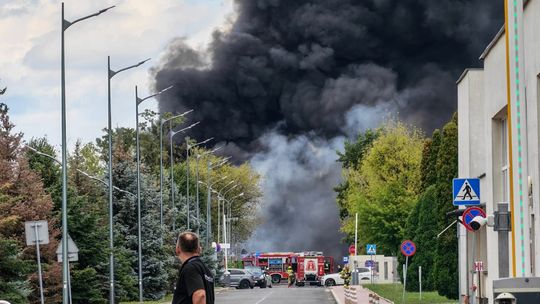 Potężny pożar na mieleckiej strefie. Płonęły odpady i ciężarówka, słychać było wybuchy