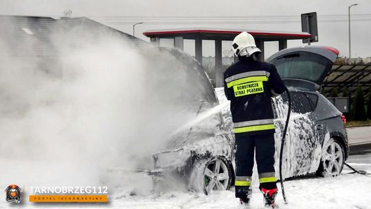 Pożar samochodu na drodze krajowej w powiecie tarnobrzeskim