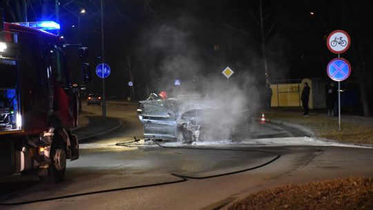 Pożar samochodu w Mielcu. Aleja Ducha Świętego zablokowana