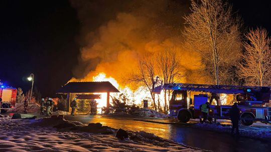 Pożar w ośrodku wypoczynkowym Kocierz w Targanicach. Akcja gaśnicza w Małopolsce