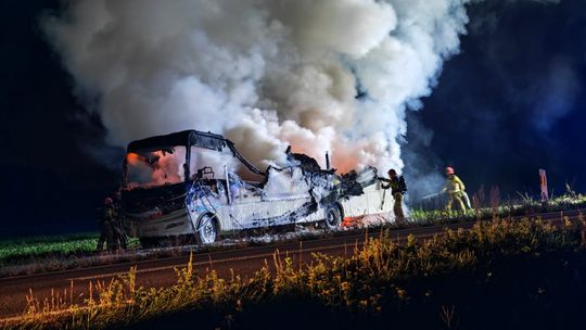 Pożar w rejonie lotniska w Tuszowie Narodowym, zapalił się kamper. Na miejscu straż i policja