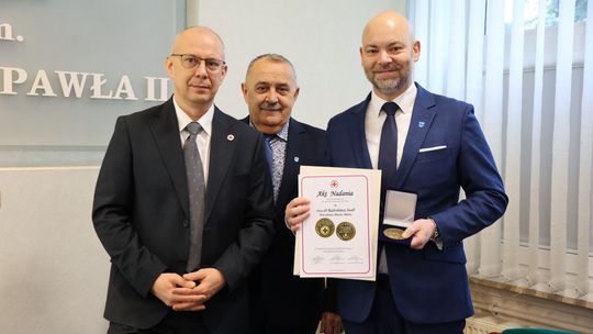 Prezydent otrzymał pamiątkowy medal