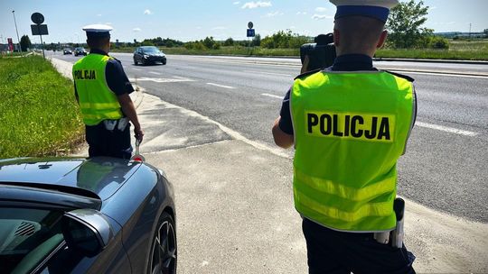 Przekroczyli prędkość, stracili uprawnienia do kierowania. Przekroczyli prędkość, stracili uprawnienia do kierowania.