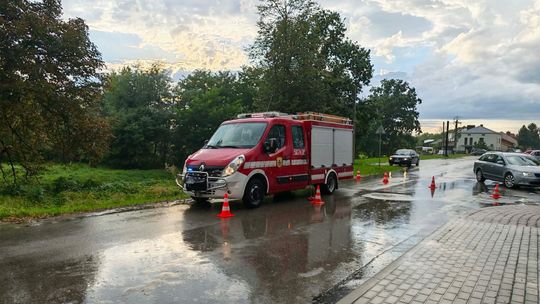 Przez powiat mielecki przeszły burze. Rzochów zablokowana droga