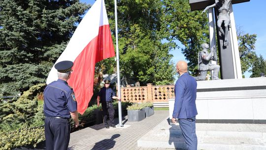 Przy Pomniku Armii Krajowej w Mielcu powiewała flaga z symbolem Polski Walczącej