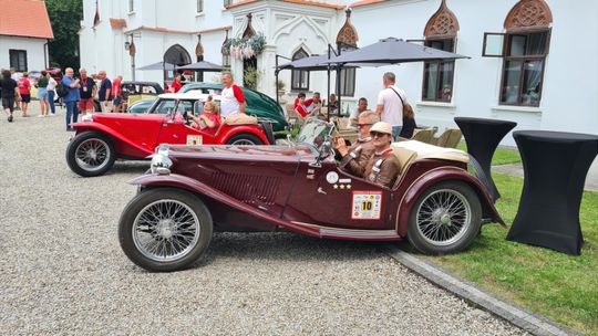 Przystanek 25. Jubileuszowego Podkarpackiego Rajdu Pojazdów Zabytkowych w Przecławiu