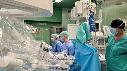 Robot chirurgiczny na Bloku Operacyjnym nie próżnuje