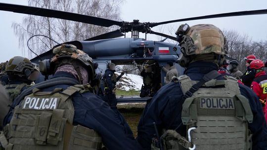 S-70i Black Hawk nad Soliną. Kontrterroryści ćwiczyli w ekstremalnych warunkach