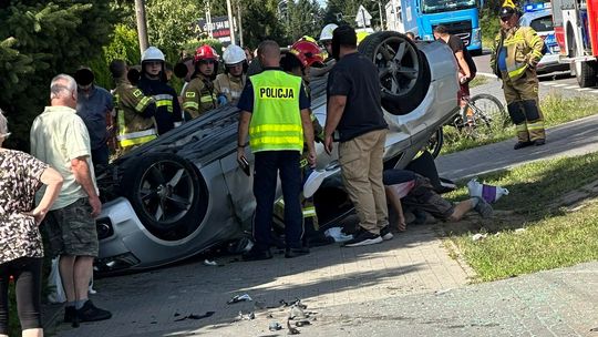 Samochód dachował w Chorzelowie wcześniej doszło do zderzenia z inny pojazdem