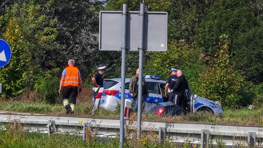 Samochód uderzył w latarnię i wpadł do rowu. Zdarzenie na obwodnicy Mielca