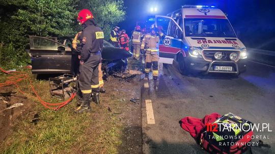 Samochód uderzył w przydrożny mostek na trasie Mielec-Tarnów. Dwie osoby w szpitalu Samochód uderzył w przydrożny mostek na trasie Mielec-Tarnów. Dwie osoby w szpitalu