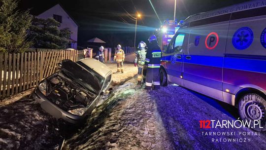Samochód w rowie w Nowej Jastrząbce. Jedna osoba ranna