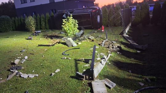 Samochód wypadł z drogi w Szczucinie. Kierowca trafił do szpitala