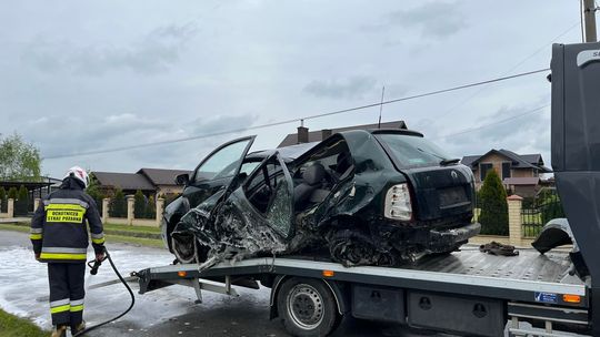 Samochód wypadł z jezdni. Jedna osoba trafiła do szpitala