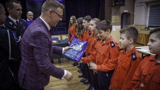 ŚLUBOWANIE CZŁONKÓW MŁODZIEŻOWEJ DRUŻYNY POŻARNICZEJ PRZY OSP W PADWI NARODOWEJ.