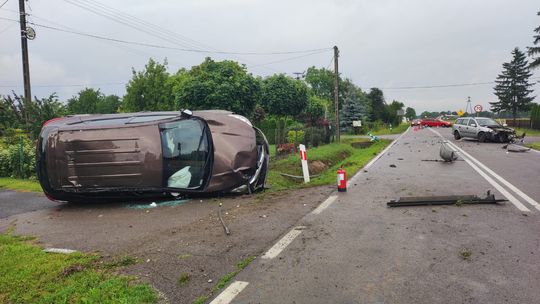 Słupiec. Zderzenie dwóch samochodów na drodze wojewódzkiej. Jeden przewrócił się na bok!