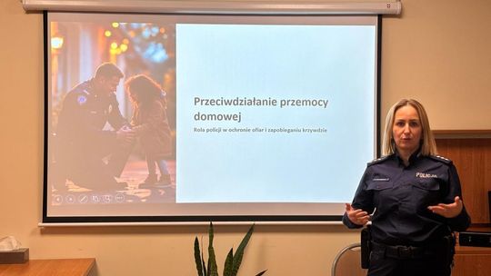 Spotkanie funkcjonariuszek z osobami doświadczającymi przemocy domowej